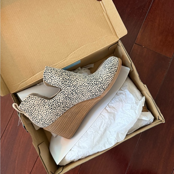 NWT and Box Toms Kallie Wedge Bootie - Picture 5 of 12